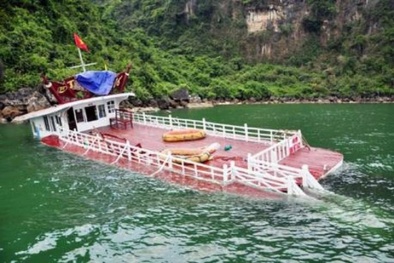 Tàu chở 31 khách Trung Quốc bị chìm do va chạm với xà lan trên vịnh Hạ Long