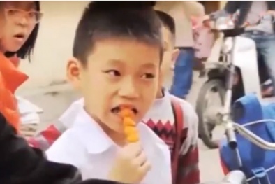 Đồ ăn vặt 'treo' trước cổng trường học là mối đe dọa lớn cho con bạn