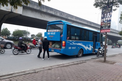 Hà Nội: Xe khách ngang nhiên dừng đỗ, đón khách dọc đường