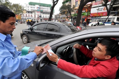 Hà Nội: Tăng phí trông giữ xe ô tô, người dân 'điên đảo' tìm chỗ gửi xe