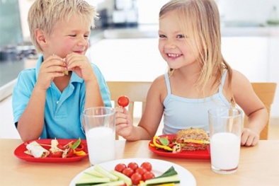 Cho con nhẹ tối đa 2 bữa một ngày nếu không muốn trẻ béo phì