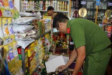 Rượu nhãn hiệu nước ngoài và thực phẩm không nguồn gốc từ đâu ‘tràn’ về Cần Thơ?