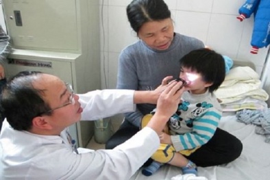 Liên tục có nhiều trẻ bị tai nạn ở mắt có nguy cơ mù lòa trong những ngày gần Tết