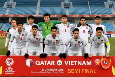 Ông Trịnh Văn Quyết - Chủ tịch FLC thưởng nóng thủ mốn Tiến Dũng và U23 Việt Nam