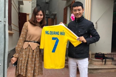 Hot: Cô gái may mắn được tặng áo thi đấu của Quang Hải