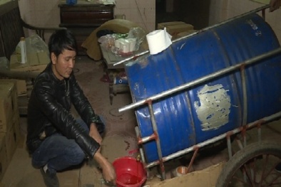 Độc chiêu 'phù phép' dầu nhớt cũ để làm giả hàng nghìn lít dầu nhớt có thương hiệu