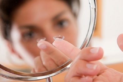 Đừng chủ quan sử dụng kính áp tròng thường xuyên để hỗ trợ làm đẹp