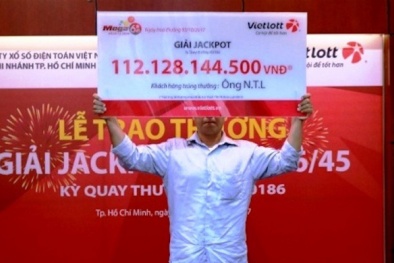 Đứng trú mưa tiện mua xổ số Vietlott, bất ngờ thành tỷ phú trúng 112 tỷ đồng