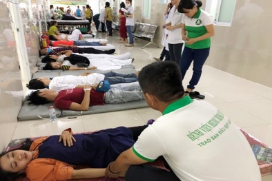 Sau bữa ăn trưa, hàng trăm công nhân nhập viện nghi bị ngộ độc