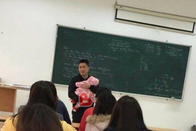 ‘Thầy giáo quốc dân’ bế con cho nữ sinh làm bài thi ‘náo loạn’ cộng đồng mạng
