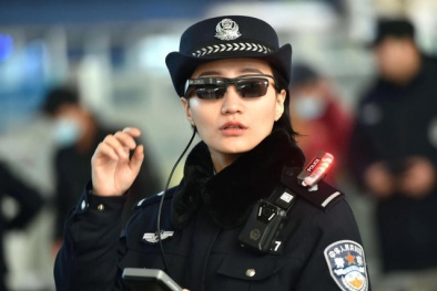 ‘Kính thần’ giúp cảnh sát Trung Quốc vạch mặt tội phạm chỉ cần cái liếc mắt