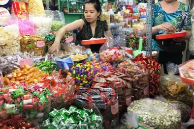 Bánh kẹo bán cân không nhãn mác tung hoành tại chợ Tết