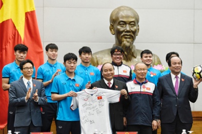 Tiết lộ danh tính đại gia Việt chi 20 tỷ mua áo và bóng U23 tặng Thủ tướng