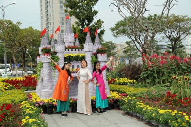 Chị em xúng xính váy áo làm duyên bên đường hoa ven sông Hàn