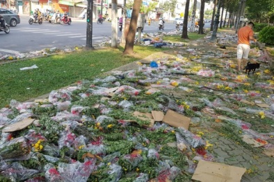 Ngày 30 Tết, hàng nghìn bó hoa tươi bị vứt bỏ ở Sài Gòn vì 'ế' khách