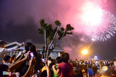 Pháo hoa sáng rực trên bầu trời cả 3 miền chào đón năm mới Mậu Tuất 2018
