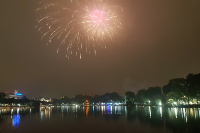 Video: Hà Nội rực rỡ pháo hoa chào năm mới Mậu Tuất 2018