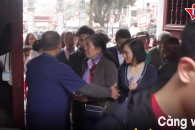 Du khách ùn ùn đổ về Văn Miếu xin chữ ngày đầu năm