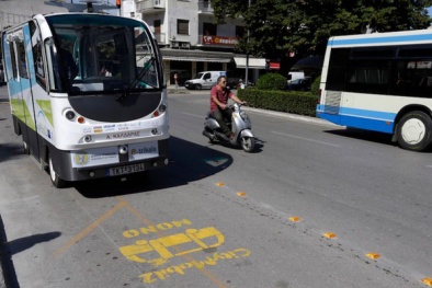 Mô hình thành phố thông minh với xe bus không người lái và hoa anh đào