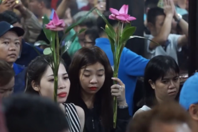 Người Hoa ở TP.HCM đi chùa rung chuông ngựa để cầu may