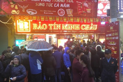 Người dân ùn ùn xếp hàng mua vàng 'rước Thần Tài' từ sáng sớm
