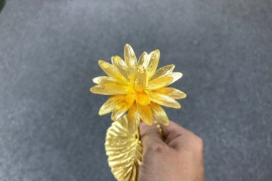 Bông hoa súng 5 lượng vàng nguyên khối đại gia Việt mua tặng vợ 8/3 có gì lạ?