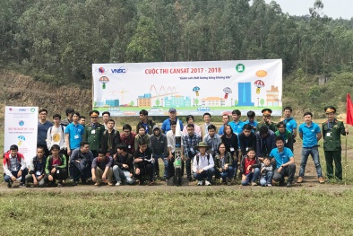 Kỹ sư trẻ thi chế tạo vệ tinh 'giám sát chất lượng tầng không khí'
