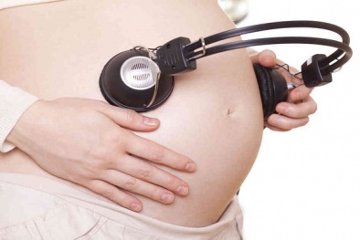 Gắn tai nghe trực tiếp vào bụng bầu sẽ ảnh hưởng lớn đến thính lực thai nhi