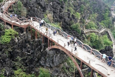 Cận cảnh công nhân phá dỡ đường lên núi gần 2.000 bậc dài 1km ở Tràng An
