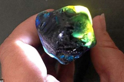 Người đàn ông may mắn nhặt được đá sapphire trị giá 681 triệu đồng trong lúc đi dạo