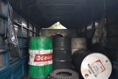 TP.HCM: Bắt quả tang xe ô tô tải chở 1,8 tấn dầu nhớt thải nguy hiểm