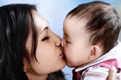 Nguy hại lớn từ việc thơm môi trẻ nhỏ mà không ai ngờ tới