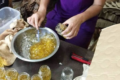 Rùng mình quy trình sản xuất mỹ phẩm ‘hạng sang’.... múc từ chậu thau