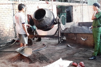 Cafe nhuộm lõi pin được trộn bằng máy bê tông trước khi đưa ra thị trường