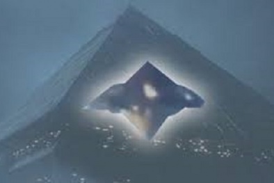 Vật thể nghi UFO kỳ lạ hình kim cương bay lượn trên bầu trời Hawaii