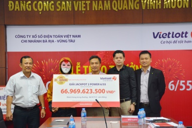 Xổ số Vietlott: Người phụ nữ Lâm Đồng đeo mặt nạ nhận thưởng gần 67 tỷ đồng