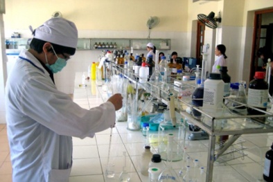 Nước đóng bình an toàn phải qua hàng chục chỉ tiêu kiểm nghiệm