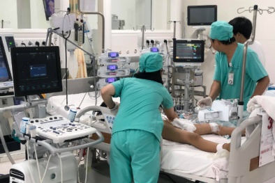 Bé trai suýt tử vong sau vài ngày nôn ói, đau ngực
