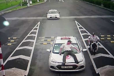 Nhân viên sân bay Nội Bài bị tài xế taxi hất văng lên nắp capo