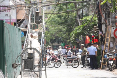 Hà Nội: Đang uống nước vỉa hè bị vận thăng đè trúng, 3 thanh niên trọng thương