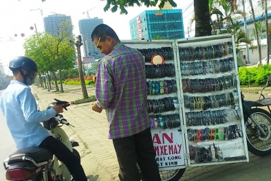 Kính giá rẻ không nhãn mác tiềm ẩn hại mắt 'đu bám' trên vỉa hè Hà Nội
