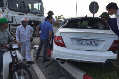 Mê Linh: Xe bồn húc bay “xế hộp” lên dải phân cách
