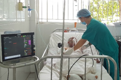 Nổ bình gas khi đang nấu ăn, thai phụ cùng con gái bị bỏng nặng