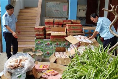 Cao Bằng: Bắt giữ hơn 1 tấn gia cầm, xúc xích nguồn gốc Trung Quốc