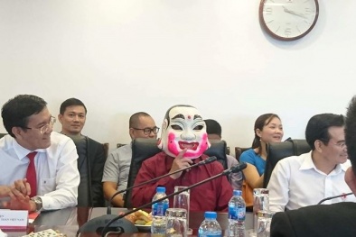 Xổ số Vietlott: Người đàn ông đeo mặt nạ nhận giải cao kỷ lục hơn 303 tỷ đồng