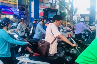 Người dân đổ xô mua xăng trước thông tin giá xăng có thể tăng mạnh