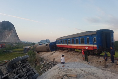 Lật tàu kinh hoàng ở Thanh Hóa: Tàu chở hơn 400 người, 2 người đã tử vong