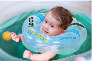 Đua nhau dùng phao cổ cho bé tập bơi, lợi không thấy toàn thấy hại
