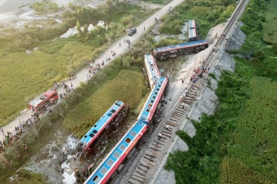 Vụ lật tàu thảm khốc ở Thanh Hóa: Nghi ngủ quên, 2 nhân viên gác tàu bị bắt