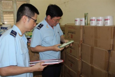 Quảng Ninh: Bắt giữ tàu 'không số' vận chuyển hơn 2000 lọ mỹ phẩm nhập lậu
